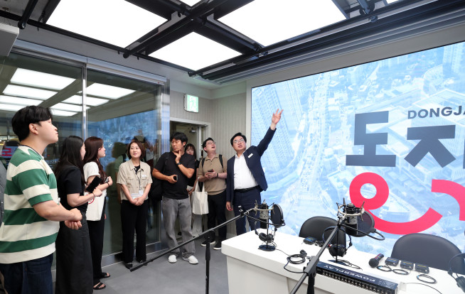 ▲박일하(오른쪽 첫 번째) 동작구청장이 3일 동작구 신청사 오픈스튜디오를 설명하고 있다. (사진제공=동작구)