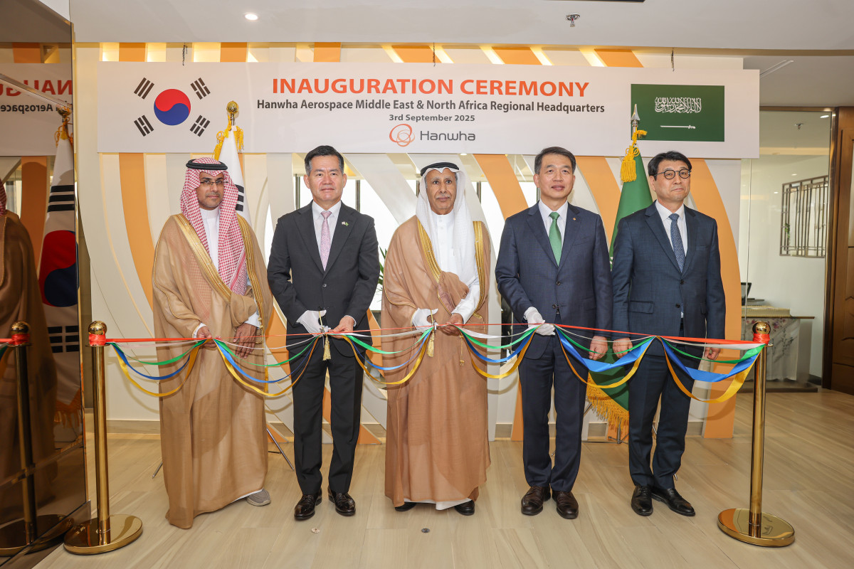 ▲3일(현지시각) 사우디아라비야 리야드에서 열린 한화에어로스페이스 중동 총괄법인 개소식에 참가한 관계자들이 축하 세리머니를 하고 있다. (사진= 한화에어로스페이스)