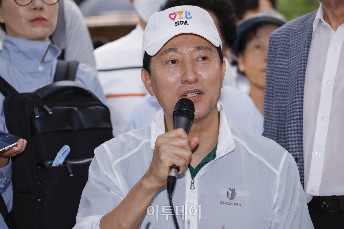 ▲오세훈 서울시장이 4일 재건축사업 현장점검을 위해 서울 도봉구 삼환도봉아파트를 찾아 주민들과 간담회를 하고 있다. 조현호 기자 hyunho@