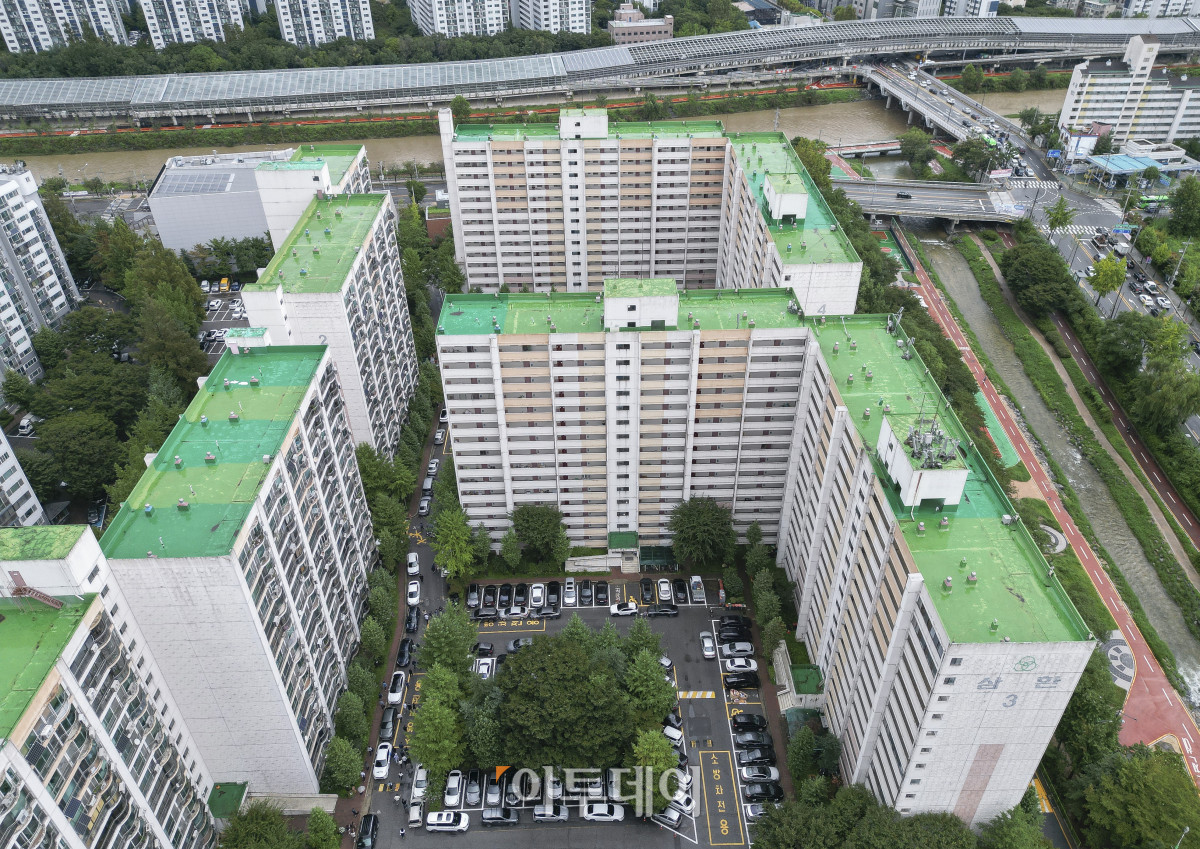 ▲4일 법적 상한용적률 1호 적용 대상지로 지정된 서울 도봉구 삼환도봉아파트 모습. 조현호 기자 hyunho@