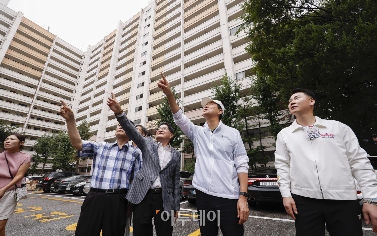 ▲오세훈 서울시장이 4일 재건축사업 현장점검을 위해 서울 도봉구 삼환도봉아파트를 찾아 현장점검을 하고 있다. ( 조현호 기자 hyunho@)