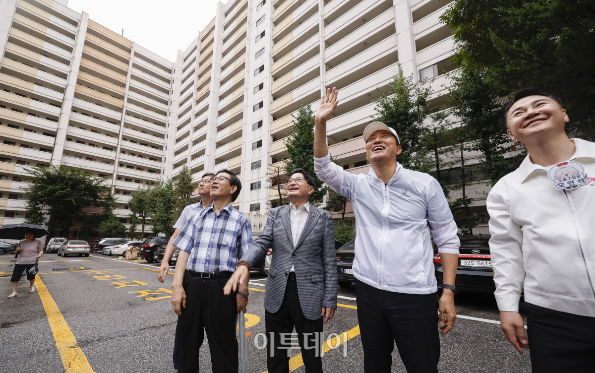▲오세훈 서울시장이 4일 재건축사업 현장점검을 위해 서울 도봉구 삼환도봉아파트를 찾아 현장점검을 하고 있다. 조현호 기자 hyunho@