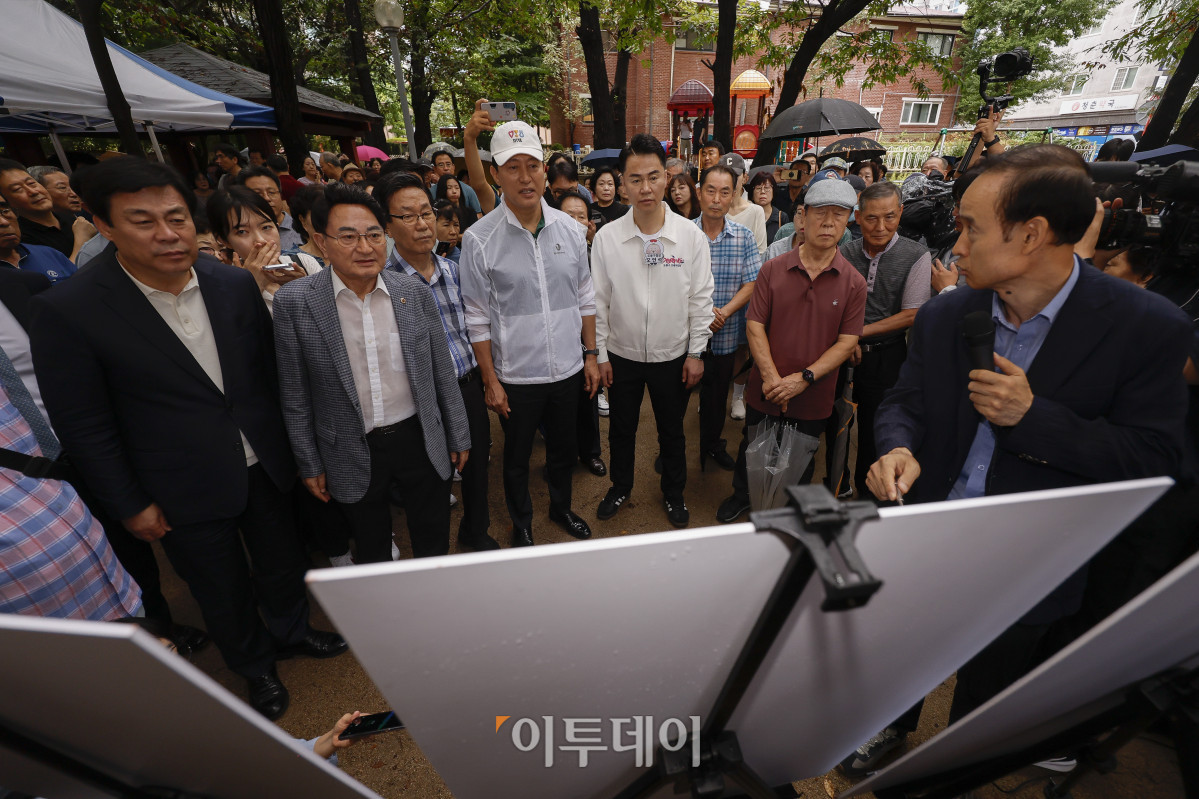 ▲오세훈 서울시장이 4일 재건축사업 현장점검을 위해 서울 도봉구 삼환도봉아파트를 찾아 관계자에게 현장설명을 듣고 있다. 조현호 기자 hyunho@