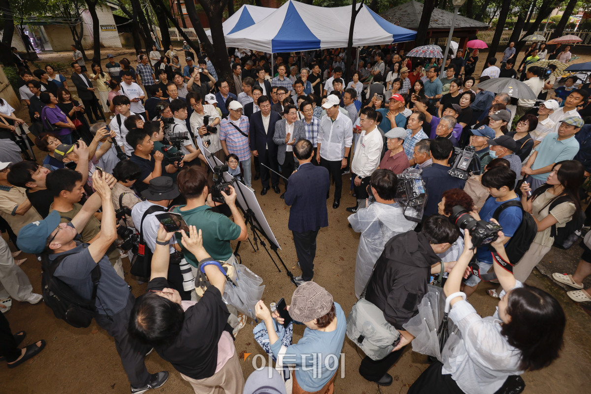 ▲오세훈 서울시장이 4일 재건축사업 현장점검을 위해 서울 도봉구 삼환도봉아파트를 찾아 관계자에게 현장설명을 듣고 있다. 조현호 기자 hyunho@
