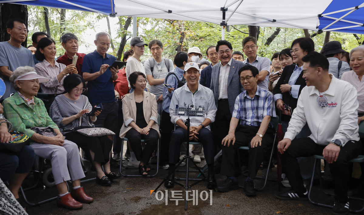 ▲오세훈 서울시장이 4일 재건축사업 현장점검을 위해 서울 도봉구 삼환도봉아파트를 찾아 주민들과 간담회를 하고 있다. 조현호 기자 hyunho@