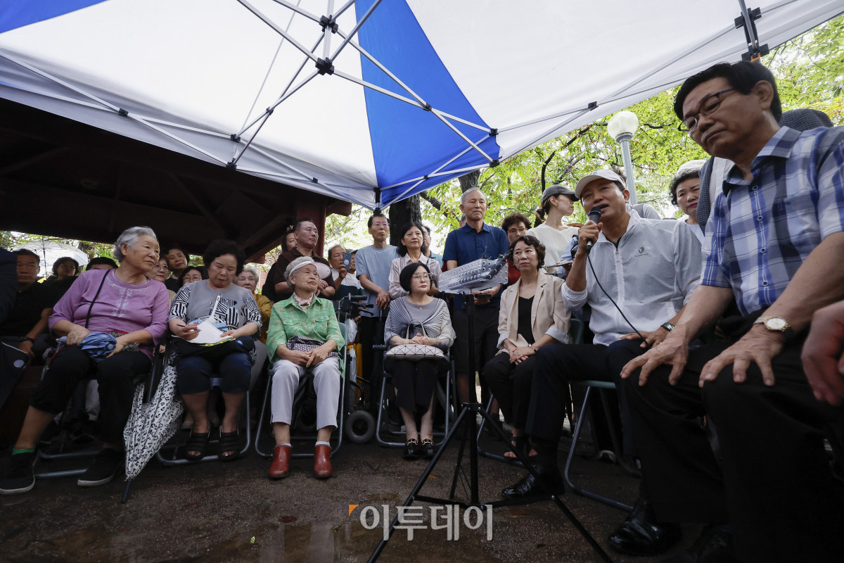 ▲오세훈 서울시장이 4일 재건축사업 현장점검을 위해 서울 도봉구 삼환도봉아파트를 찾아 주민들과 간담회를 하고 있다. 조현호 기자 hyunho@