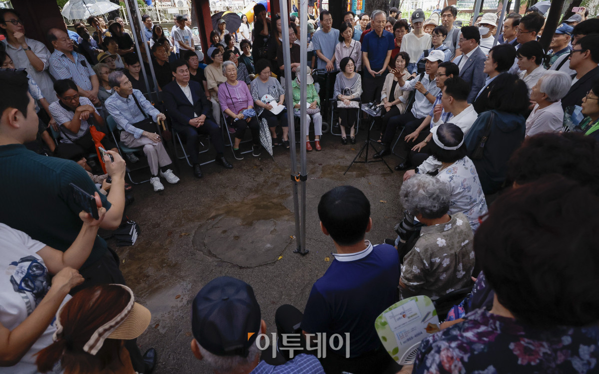▲오세훈 서울시장이 4일 재건축사업 현장점검을 위해 서울 도봉구 삼환도봉아파트를 찾아 주민들과 간담회를 하고 있다. 조현호 기자 hyunho@