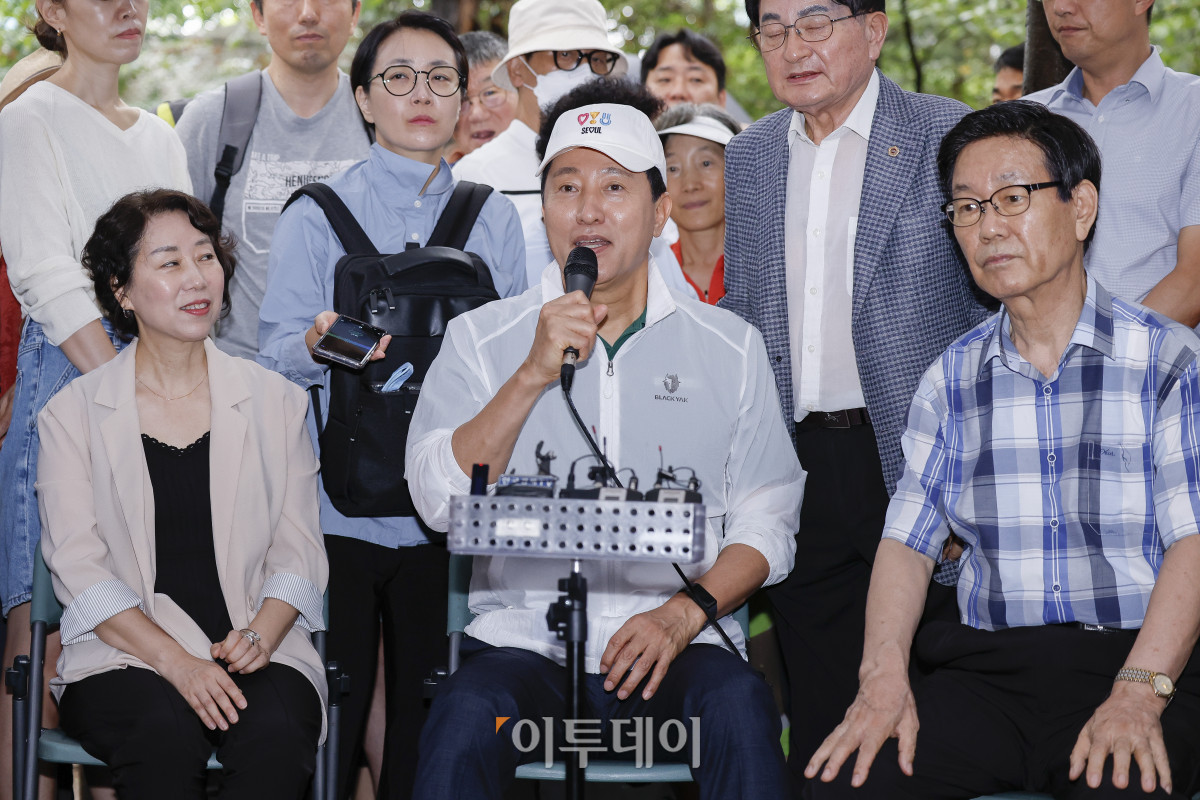 ▲오세훈 서울시장이 4일 재건축사업 현장점검을 위해 서울 도봉구 삼환도봉아파트를 찾아 주민들과 간담회를 하고 있다. 조현호 기자 hyunho@