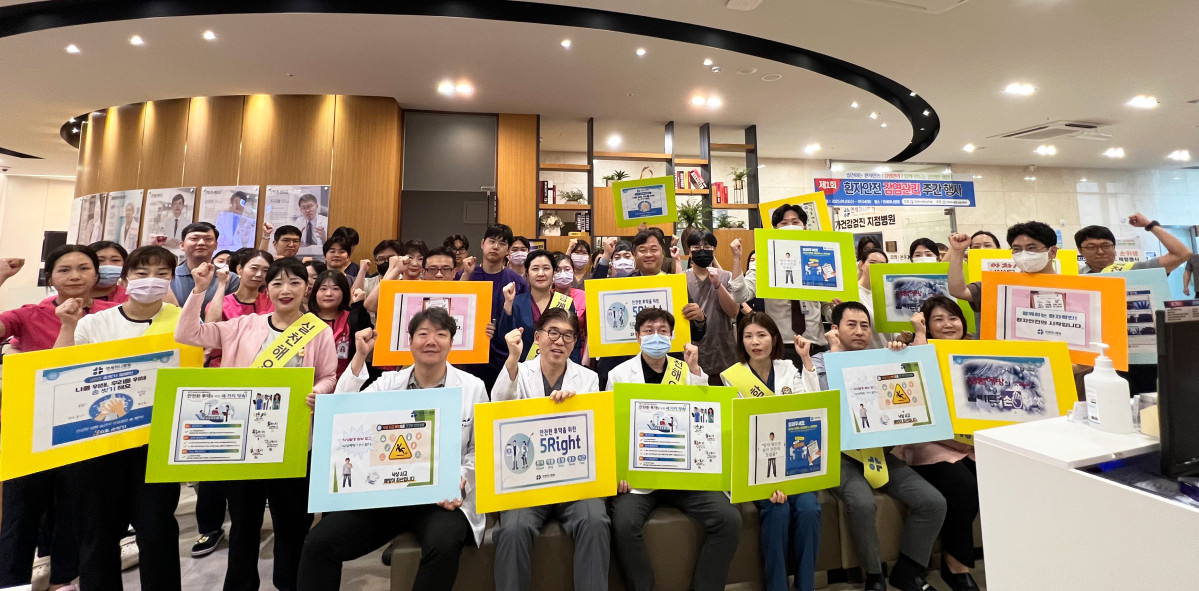 ▲연세하나병원 직원들과 내원객들이 환자안전 감염관리 주간행사에서 건강과 안전 메시지가 담긴 판넬을 들고 참여하고 있다. (연세하나병원)