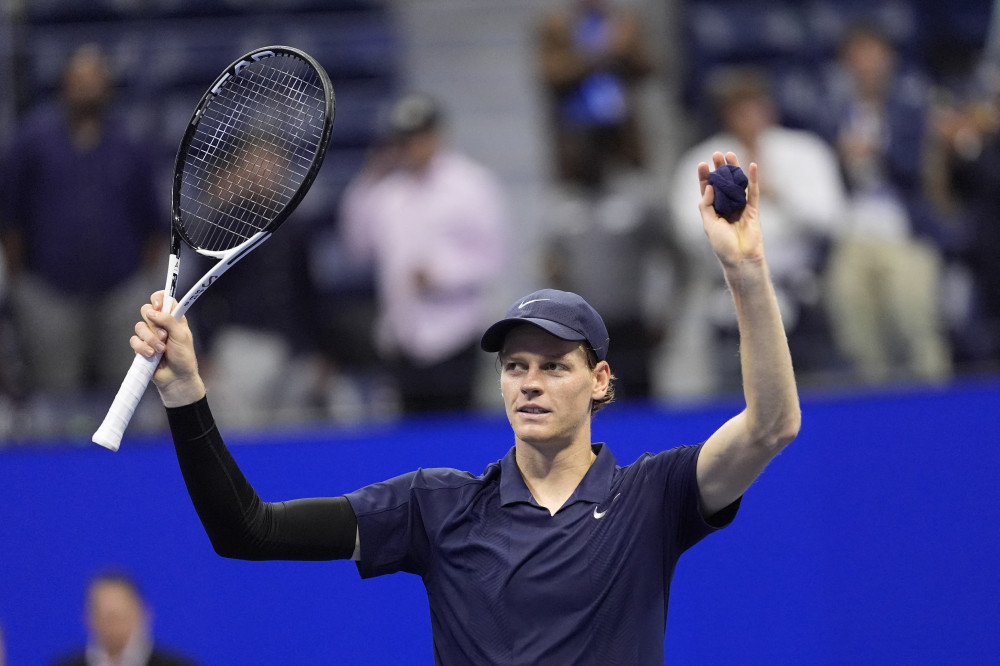 ▲3일(현지시간) 미국 뉴욕 플러싱 메도스에서 열린 US오픈 테니스 남자 단식 8강전. 이탈리아의 야닉 시너가 동향 선수 로렌초 무세티를 꺾은 뒤 환호하고 있다. (로이터/연합뉴스)