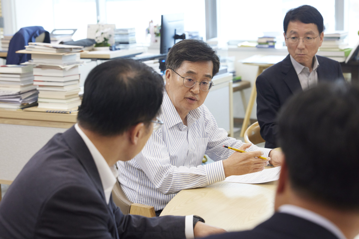 ▲경기도청 집무실에서 김동연 경기도지사가 ‘근로감독권 실행 전략 점검회의’를 주재하고 있다. (경기도)