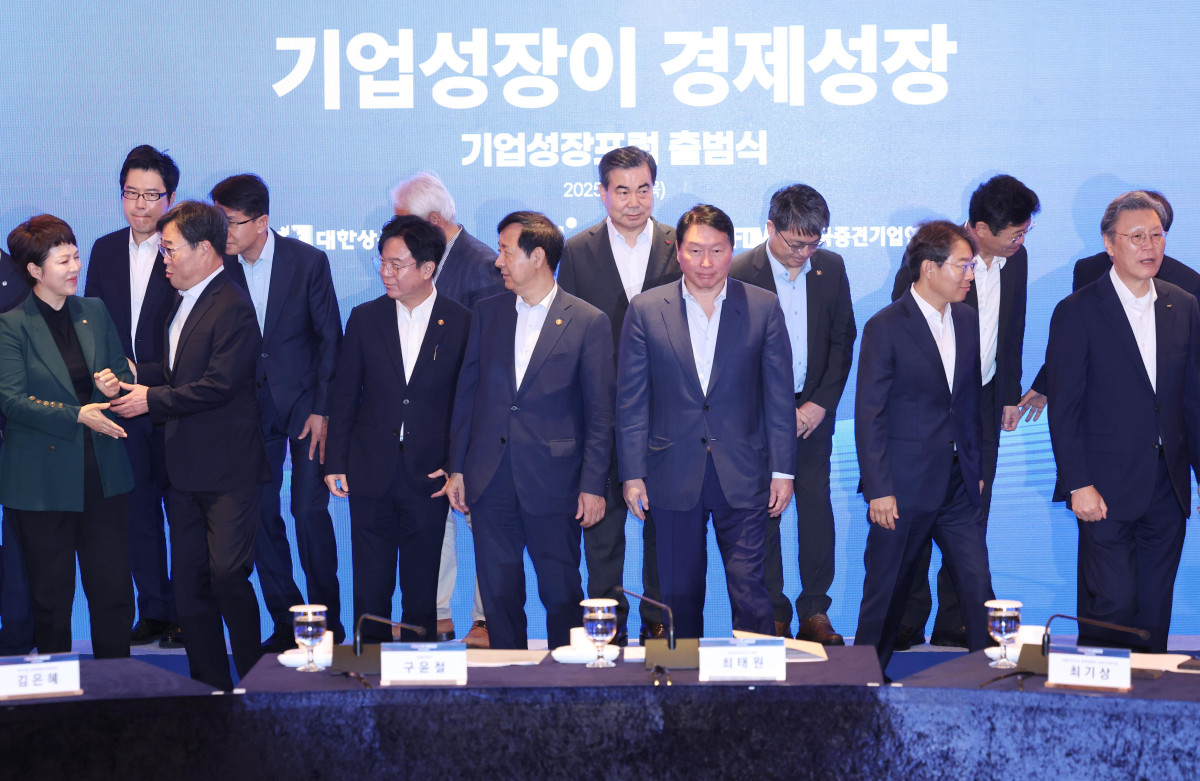 ▲구윤철 부총리 겸 기획재정부 장관, 김영훈 고용노동부 장관, 최기상 더불어민주당 사회수석부의장, 김은혜 국민의힘 원내정책수석부대표, 문신학 산업통상자원부 1차관과 최태원 대한상공회의소 회장 등 기업인들이 4일 서울 중구 롯데호텔에서 열린 기업성장포럼 출범식에서 기념촬영을 마친 뒤 자리로 향하고 있다. 신태현 기자 holjjak@