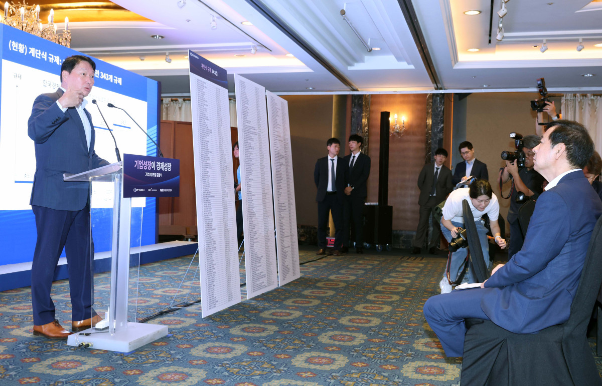 ▲최태원 대한상공회의소 회장이 4일 서울 중구 롯데호텔에서 열린 기업성장포럼 출범식에서 ‘성장지향형 기업생태계’ 구축을 주제로 기조발언하고 있다. 신태현 기자 holjjak@