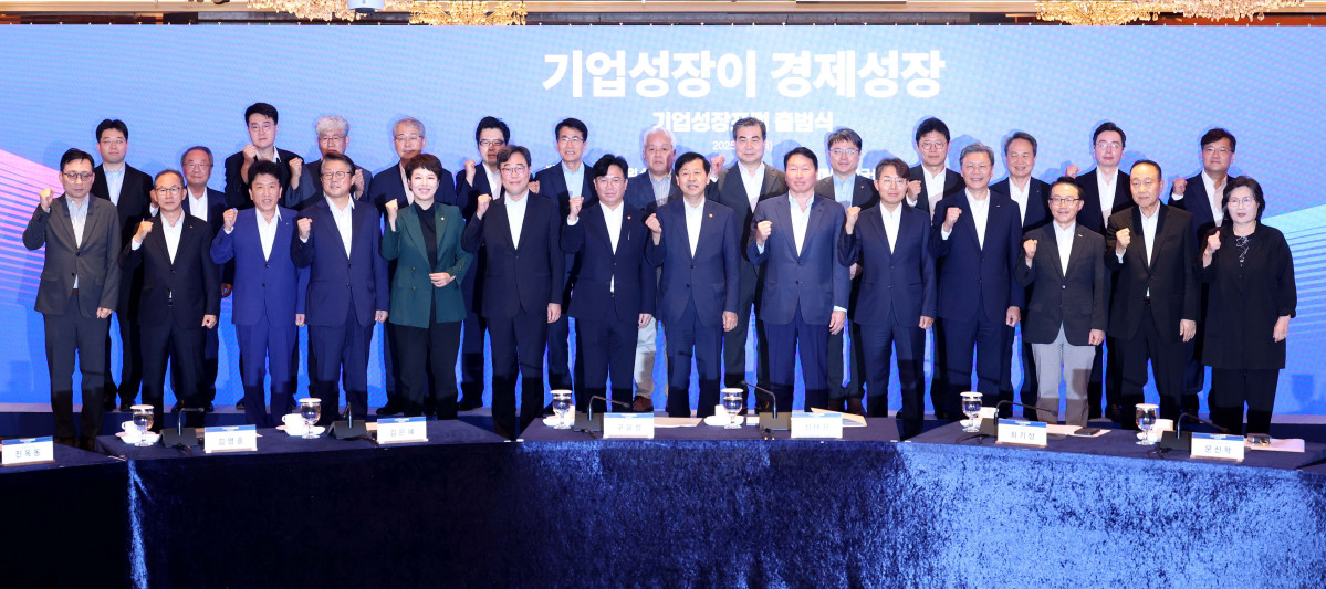 ▲구윤철 부총리 겸 기획재정부 장관, 김영훈 고용노동부 장관, 최기상 더불어민주당 사회수석부의장, 김은혜 국민의힘 원내정책수석부대표, 문신학 산업통상자원부 1차관과 최태원 대한상공회의소 회장 등 기업인들이 4일 서울 중구 롯데호텔에서 열린 기업성장포럼 출범식에서 기념촬영을 하고 있다. 신태현 기자 holjjak@