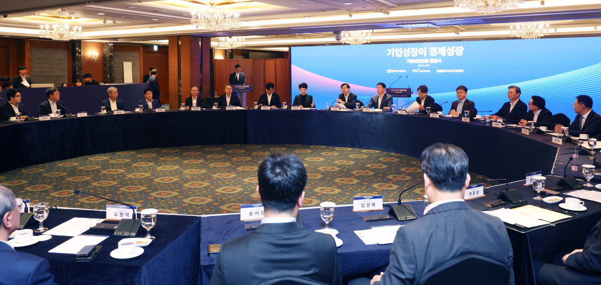 ▲구윤철 부총리 겸 기획재정부 장관이 4일 서울 중구 롯데호텔에서 열린 기업성장포럼 출범식에서 인사말을 하고 있다. 신태현 기자 holjjak@