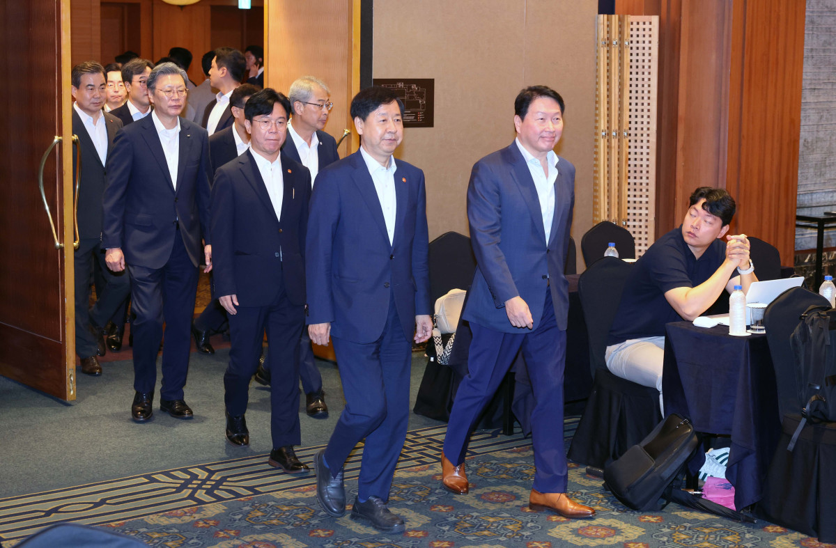 ▲구윤철 부총리 겸 기획재정부 장관과 최태원 대한상공회의소 회장 등이 4일 서울 중구 롯데호텔에서 열린 기업성장포럼 출범식에 참석하고 있다. 신태현 기자 holjjak@