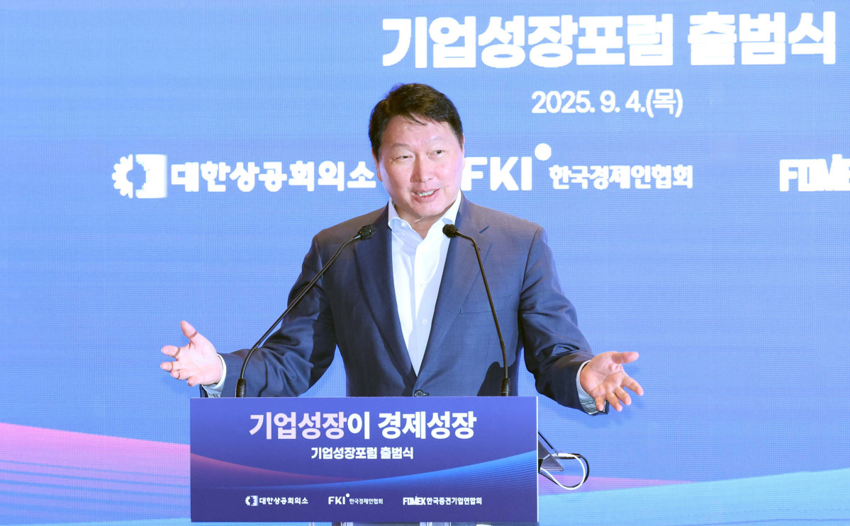 ▲최태원 대한상공회의소 회장이 4일 서울 중구 롯데호텔에서 열린 기업성장포럼 출범식에서 ‘성장지향형 기업생태계’ 구축을 주제로 기조발언하고 있다. 신태현 기자 holjjak@