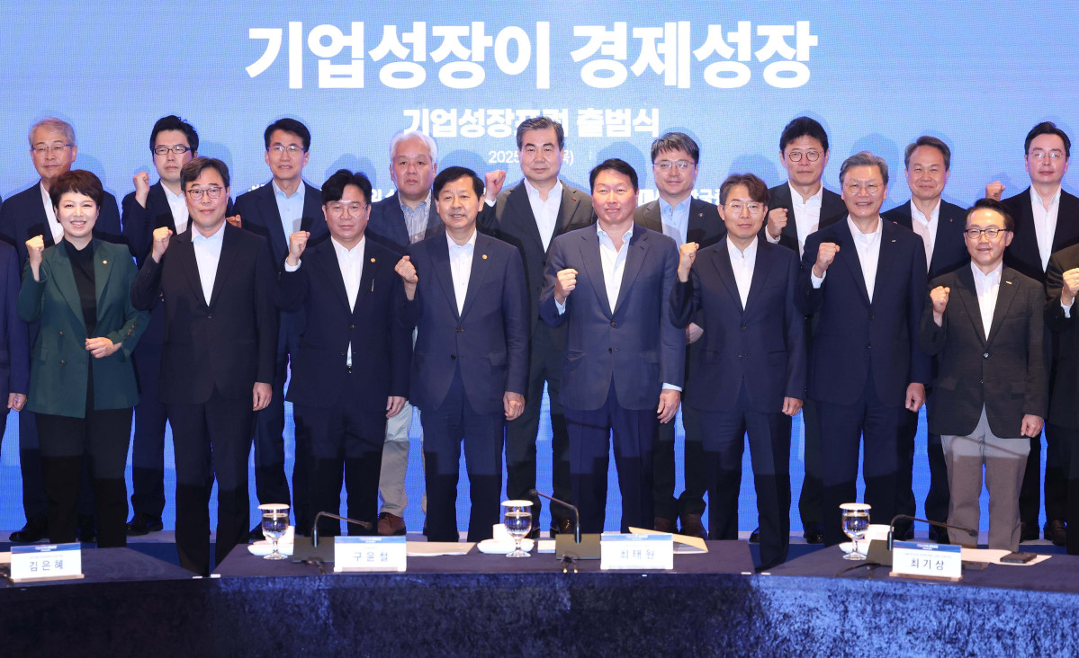 ▲구윤철 부총리 겸 기획재정부 장관, 김영훈 고용노동부 장관, 최기상 더불어민주당 사회수석부의장, 김은혜 국민의힘 원내정책수석부대표, 문신학 산업통상자원부 1차관과 최태원 대한상공회의소 회장 등 기업인들이 4일 서울 중구 롯데호텔에서 열린 기업성장포럼 출범식에서 기념촬영을 하고 있다. 신태현 기자 holjjak@