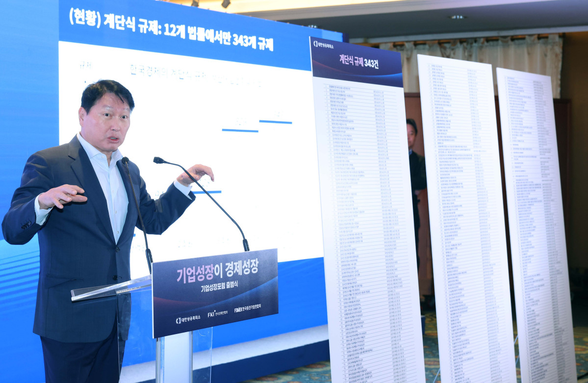 ▲최태원 대한상공회의소 회장이 4일 서울 중구 롯데호텔에서 열린 기업성장포럼 출범식에서 ‘성장지향형 기업생태계’ 구축을 주제로 기조발언하고 있다. 신태현 기자 holjjak@