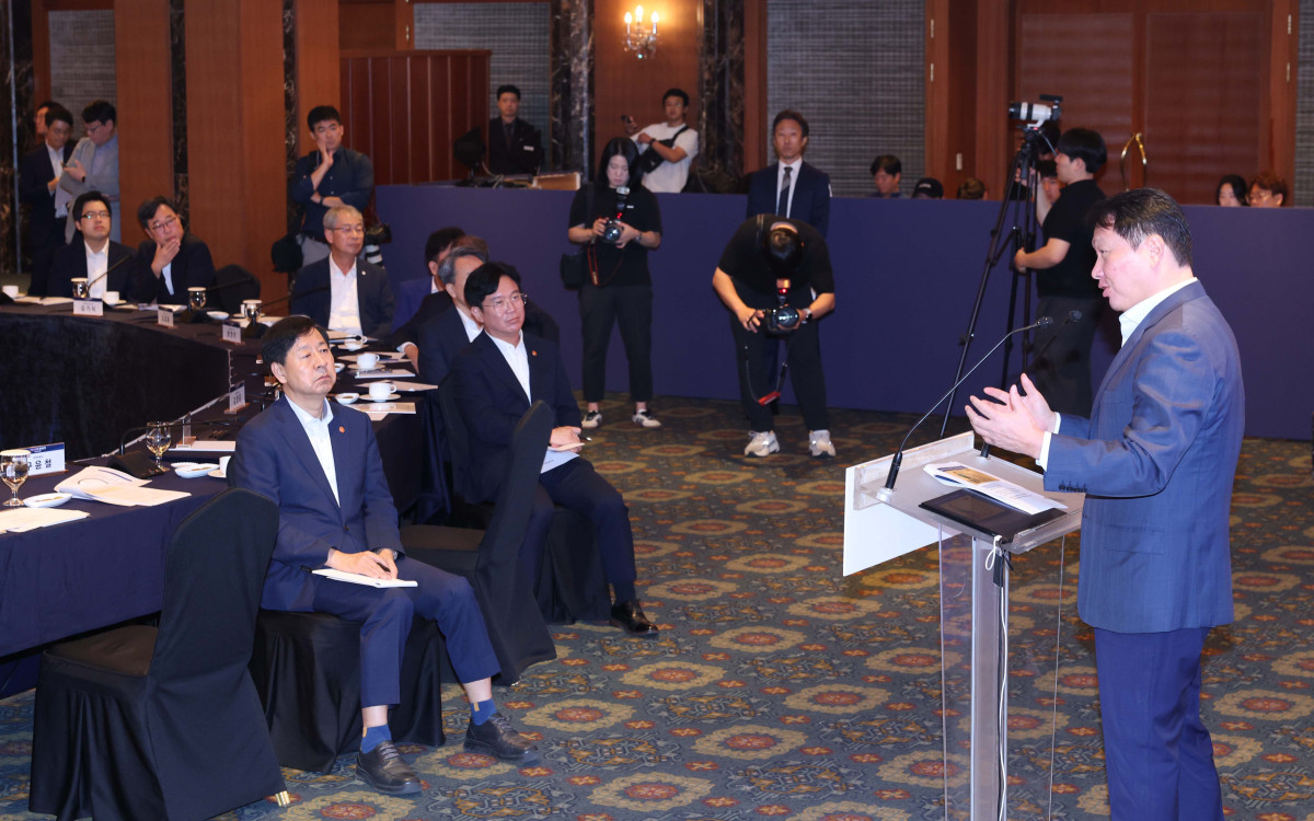 ▲최태원 대한상공회의소 회장이 4일 서울 중구 롯데호텔에서 열린 기업성장포럼 출범식에서 ‘성장지향형 기업생태계’ 구축을 주제로 기조발언하고 있다. 신태현 기자 holjjak@