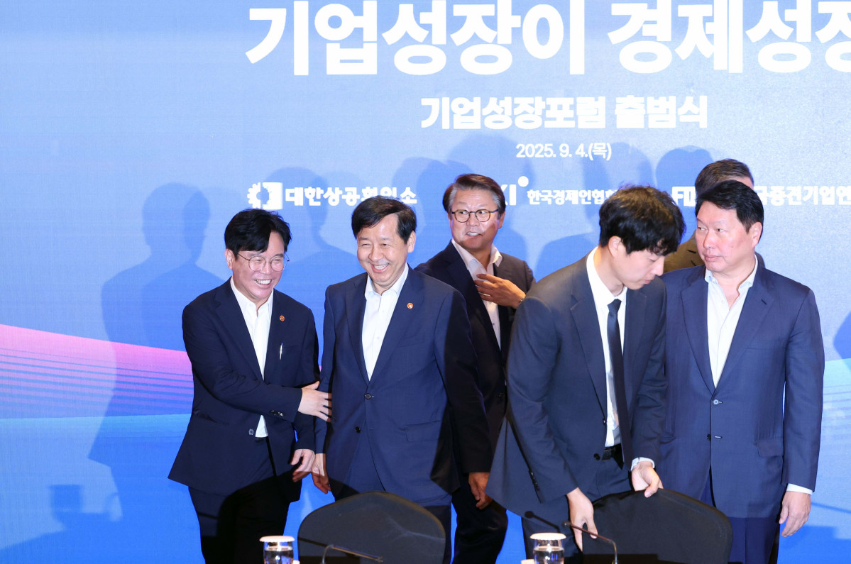 ▲구윤철(왼쪽 두번째) 부총리 겸 기획재정부 장관과 김영훈 고용노동부 장관이 4일 서울 중구 롯데호텔에서 열린 기업성장포럼 출범식에서 인사하고 있다. 오른쪽은 최태원 대한상공회의소 회장. 신태현 기자 holjjak@