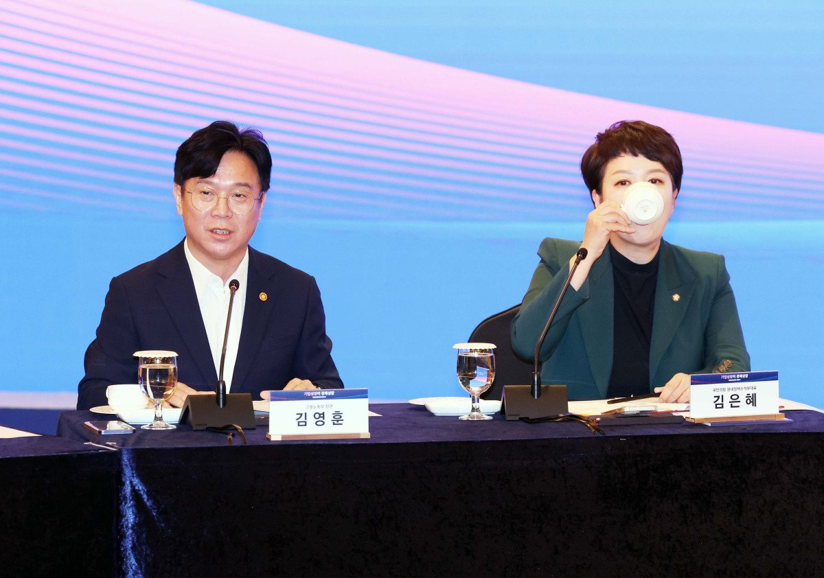 ▲김영훈 고용노동부 장관이 4일 서울 중구 롯데호텔에서 열린 기업성장포럼 출범식에서 인사말을 하고 있다. 신태현 기자 holjjak@