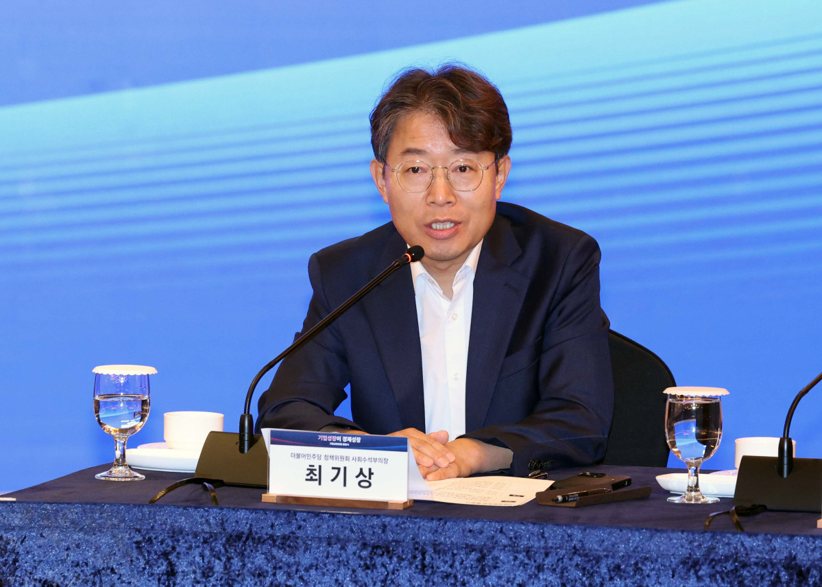 ▲최기상 더불어민주당 사회수석부의장이 4일 서울 중구 롯데호텔에서 열린 기업성장포럼 출범식에서 인사말을 하고 있다. 신태현 기자 holjjak@