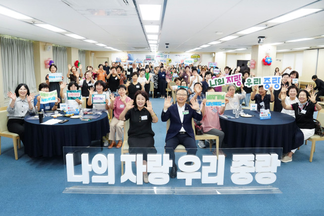 ▲중랑옹달샘 샘지기 감사장 전달식 직후 참석자들이 기념촬영을 하고 있다.  (사진제공=중랑구)