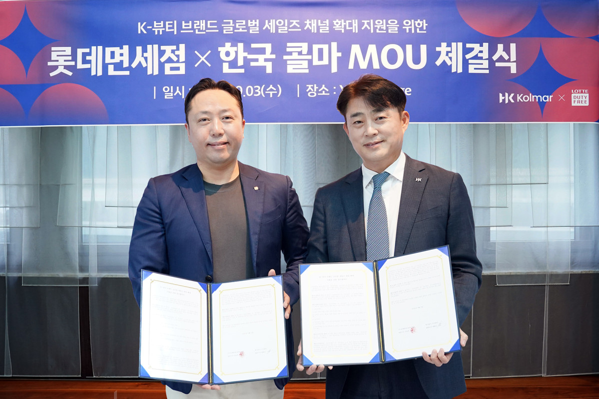 ▲롯데면세점은 국내 대표 화장품 제조자개발생산(ODM) 기업인 한국콜마와 전략적 업무협약(MOU)을 체결하며 파트너십을 강화하고 K뷰티 브랜드의 글로벌 판로 확대 지원에 나선다고 4일 밝혔다. 임형일 롯데면세점 상품부문장(왼쪽)과 김진호 한국콜마 마케팅본부장이 기념사진을 촬영하고 있다.  (사진제공=롯데면세점)