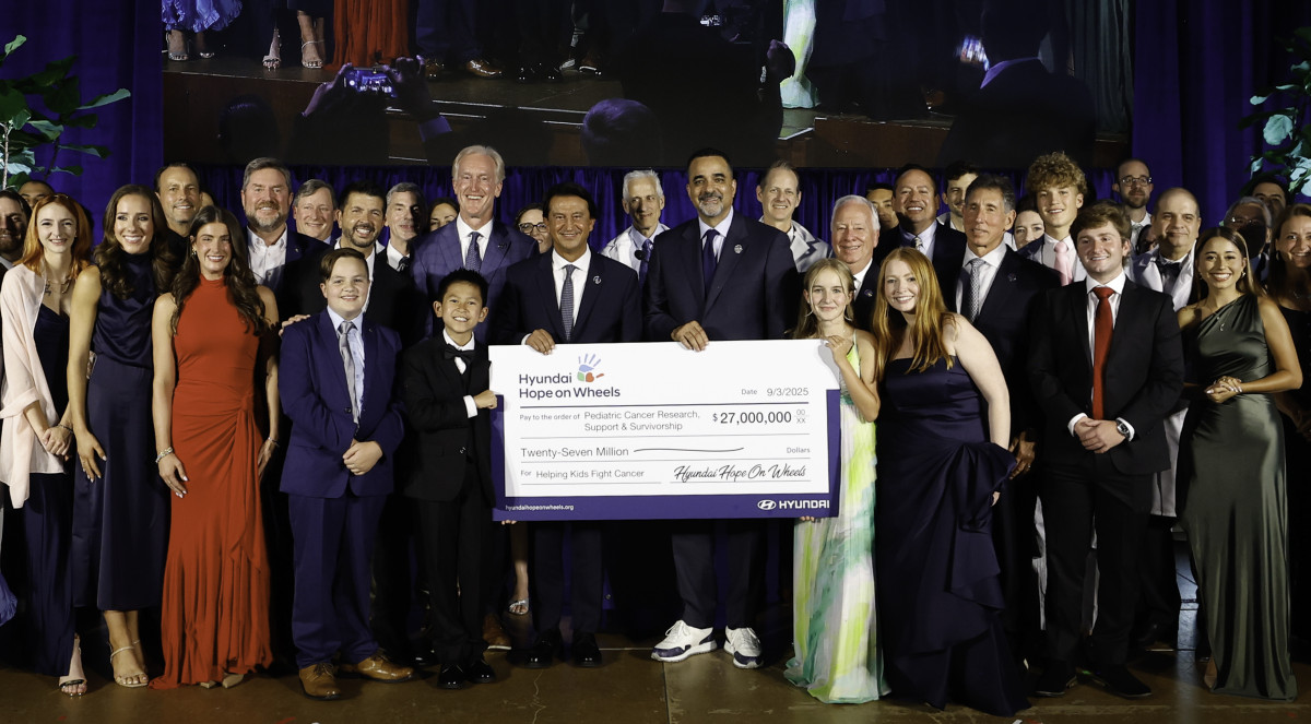 ▲현대 호프 온 휠스 27주년 기념행사에서 어린이 홍보대사와 관계자들이 단체 기념촬영을 하고 있다. 가운데를 중심으로 호세 무뇨스 현대차 대표이사 사장, 오른쪽은 랜디 파커 현대차 북미권역본부장, 왼쪽은 케빈 라일리 현대 호프 온 휠스 부의장. (사진=현대차)