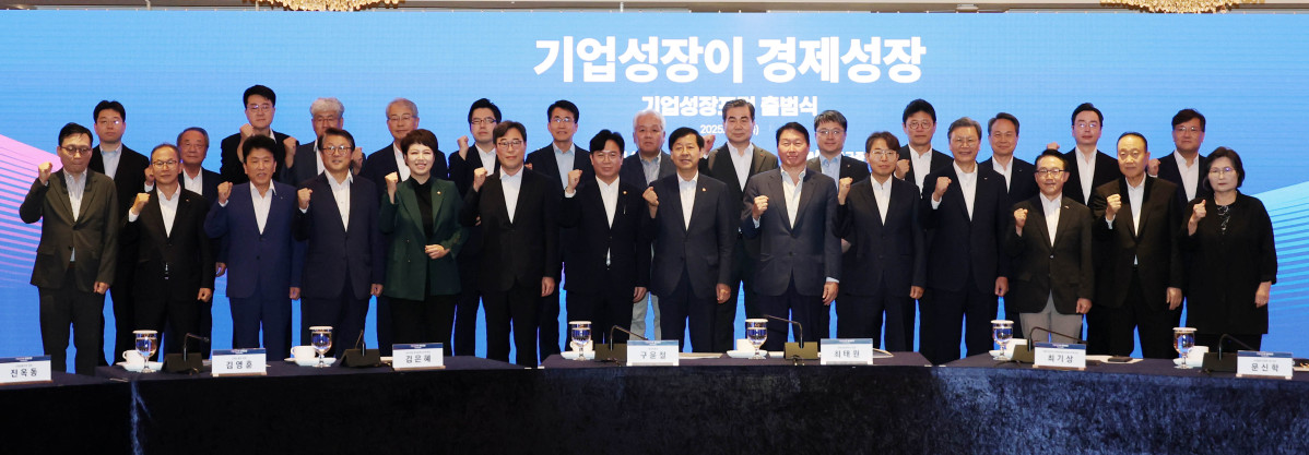 ▲최태원 대한상의 회장(앞줄 오른쪽 여섯번째)과 구윤철 부총리(앞줄 오른쪽 일곱번째), 김영훈 노동부 장관(앞줄 오른쪽 여덟번째)이 참석자들과 기념촬영을 하고 있다. (사진제공-대한상공회의소)