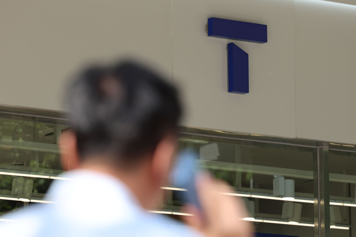 ▲방송통신위원회 통신분쟁조정위원회가 SK텔레콤 침해 사고 관련 위약금 분쟁조정신청에 대해 SK텔레콤의 책임을 인정하는 직권조정결정을 내렸다고 밝혔다. 지난달 21일 서울 시내 SK텔레콤 매장 모습.  (뉴시스)