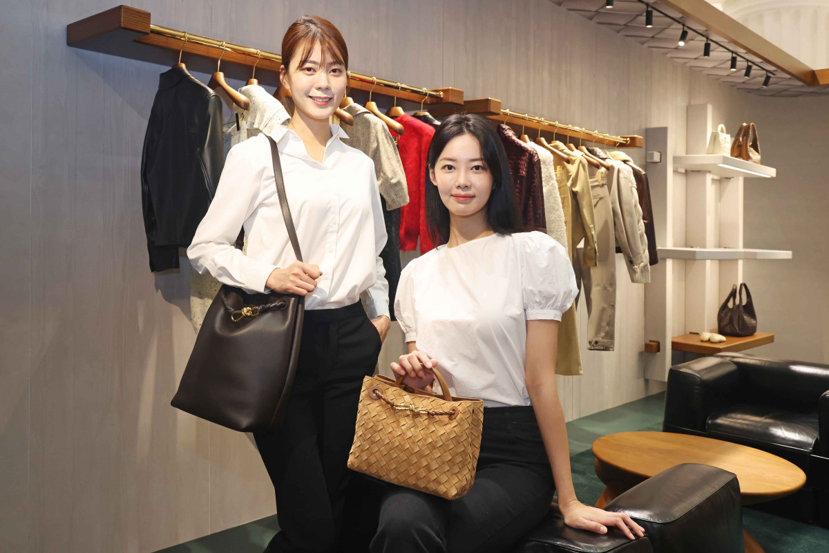 ▲신세계백화점 강남점 1층 더 스테이지 '보테가 베네타 인트레치아토 50주년 팝업' 행사에서 모델들이 상품을 소개하고 있다.  (사진제공=신세계백화점)