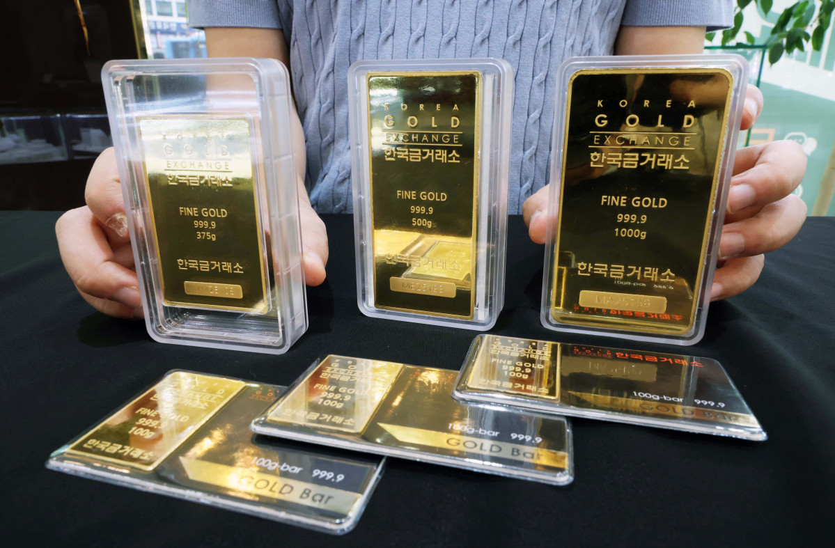 ▲국제 금값이 사흘 연속 사상 최고치를 갈아치우며 강한 상승세를 이어가는 가운데 4일 서울 종로구 한국금거래소에서 관계자가 골드바를 들어보이고 있다. 3일(현지시간) 뉴욕상업거래소에서 9월 인도분 금 선물 종가는 온스당 3593.20달러로 전장 대비 1.2% 올랐다. 금 선물 가격은 올해 들어서만 37% 급등하며 파죽지세로 상승 랠리를 펼치고 있다. 금 현물 가격도 역대 최고치를 다시 돌파했다. 로이터에 따르면 금 현물 가격은 이날 미 동부시간 오후 2시 25분 기준 온스당 3576.59달러로 전장 대비 1.2% 올랐다. 신태현 기자 holjjak@