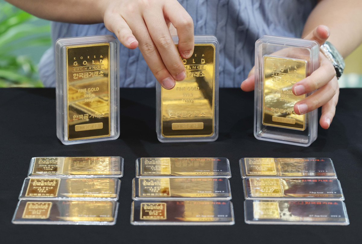 ▲국제 금값이 사흘 연속 사상 최고치를 갈아치우며 강한 상승세를 이어가는 가운데 4일 서울 종로구 한국금거래소에서 관계자가 골드바를 들어보이고 있다. 3일(현지시간) 뉴욕상업거래소에서 9월 인도분 금 선물 종가는 온스당 3593.20달러로 전장 대비 1.2% 올랐다. 금 선물 가격은 올해 들어서만 37% 급등하며 파죽지세로 상승 랠리를 펼치고 있다. 금 현물 가격도 역대 최고치를 다시 돌파했다. 로이터에 따르면 금 현물 가격은 이날 미 동부시간 오후 2시 25분 기준 온스당 3576.59달러로 전장 대비 1.2% 올랐다. 신태현 기자 holjjak@