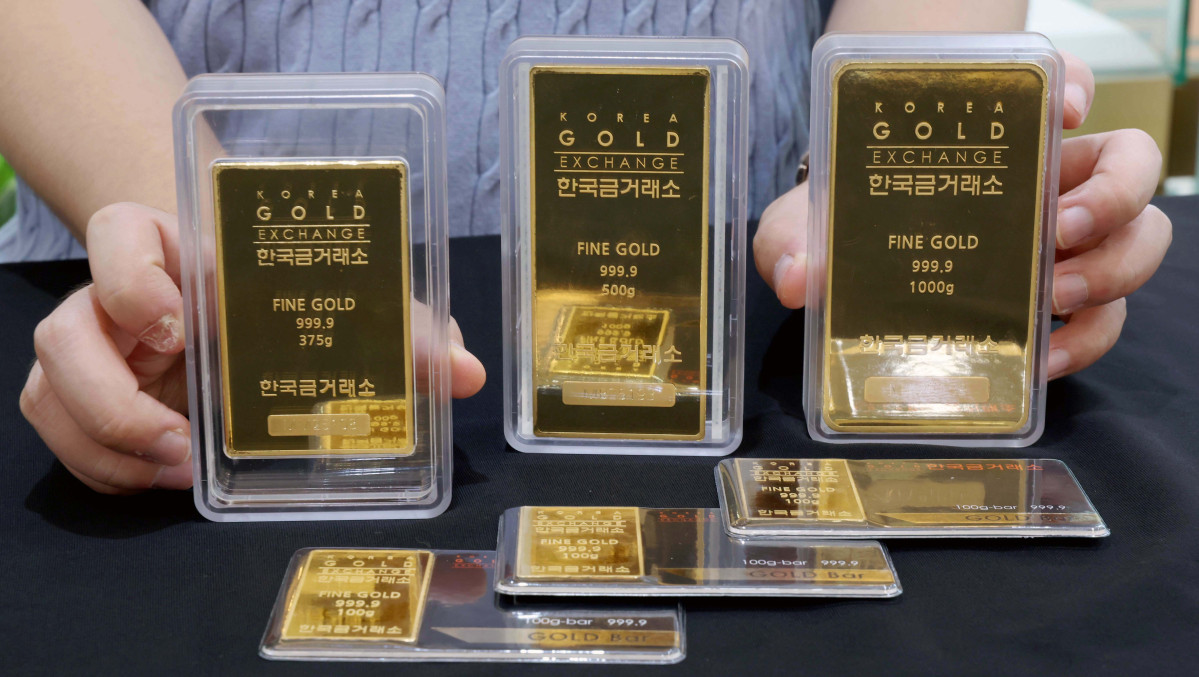 ▲국제 금값이 사흘 연속 사상 최고치를 갈아치우며 강한 상승세를 이어가는 가운데 4일 서울 종로구 한국금거래소에서 관계자가 골드바를 들어보이고 있다. 3일(현지시간) 뉴욕상업거래소에서 9월 인도분 금 선물 종가는 온스당 3593.20달러로 전장 대비 1.2% 올랐다. 금 선물 가격은 올해 들어서만 37% 급등하며 파죽지세로 상승 랠리를 펼치고 있다. 금 현물 가격도 역대 최고치를 다시 돌파했다. 로이터에 따르면 금 현물 가격은 이날 미 동부시간 오후 2시 25분 기준 온스당 3576.59달러로 전장 대비 1.2% 올랐다. 신태현 기자 holjjak@