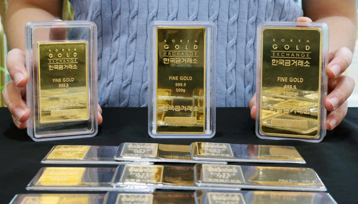 ▲국제 금값이 사흘 연속 사상 최고치를 갈아치우며 강한 상승세를 이어가는 가운데 4일 서울 종로구 한국금거래소에서 관계자가 골드바를 들어보이고 있다. 3일(현지시간) 뉴욕상업거래소에서 9월 인도분 금 선물 종가는 온스당 3593.20달러로 전장 대비 1.2% 올랐다. 금 선물 가격은 올해 들어서만 37% 급등하며 파죽지세로 상승 랠리를 펼치고 있다. 금 현물 가격도 역대 최고치를 다시 돌파했다. 로이터에 따르면 금 현물 가격은 이날 미 동부시간 오후 2시 25분 기준 온스당 3576.59달러로 전장 대비 1.2% 올랐다. 신태현 기자 holjjak@