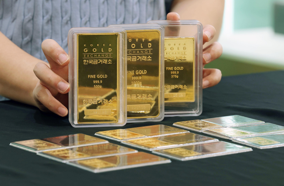 ▲4일 서울 종로구 한국금거래소에서 관계자가 골드바를 들어보이고 있다. 신태현 기자 holjjak@