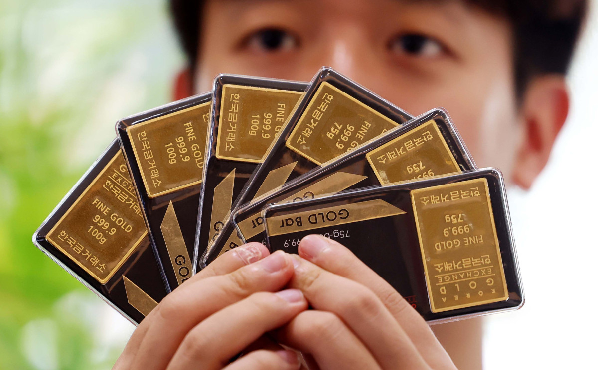 ▲국제 금값이 사흘 연속 사상 최고치를 갈아치우며 강한 상승세를 이어가는 가운데 4일 서울 종로구 한국금거래소에서 관계자가 골드바를 들어보이고 있다. 3일(현지시간) 뉴욕상업거래소에서 9월 인도분 금 선물 종가는 온스당 3593.20달러로 전장 대비 1.2% 올랐다. 금 선물 가격은 올해 들어서만 37% 급등하며 파죽지세로 상승 랠리를 펼치고 있다. 금 현물 가격도 역대 최고치를 다시 돌파했다. 로이터에 따르면 금 현물 가격은 이날 미 동부시간 오후 2시 25분 기준 온스당 3576.59달러로 전장 대비 1.2% 올랐다. 신태현 기자 holjjak@