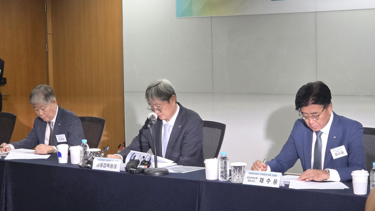 ▲이찬진(가운데) 금융감독원장이 4일 오전 서울 마포구 저축은행중앙회에서 열린 금융감독원장-저축은행 대표 간담회에서 발언하고 있다. (김은재 기자. silverash@)