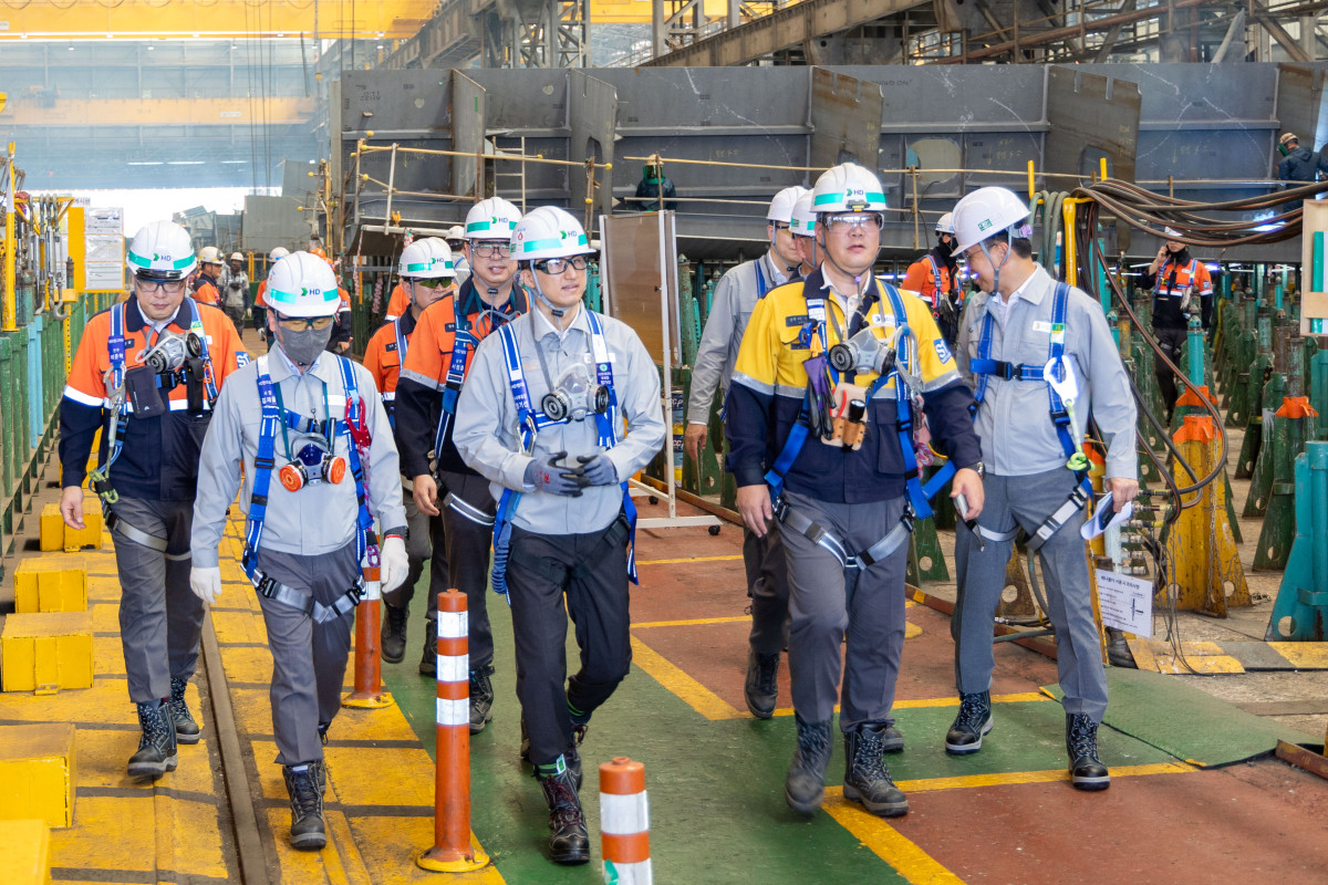 ▲HD현대 정기선 수석부회장이 4일 전남 영암군에 위치한 HD현대삼호 조선소를 찾아 주요 생산 설비와 고위험 작업 현장을 점검했다. (HD현대)