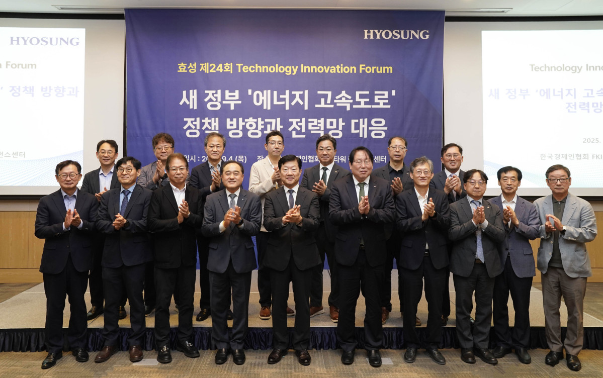 ▲효성중공업 기술 혁신 포럼에 전력업계 전문가들이 참석해 기념사진을 촬영했다. (앞줄 좌측부터) 효성중공업 권기영 전무, 산업통상자원 R&D 전략기획단 이원용 MD, 효성중공업 요코타 타케시 전력PU장, 한국경제인연합회 한국경제연구원 정철 원장, 효성중공업 우태희 대표, 한국에너지기술평가원 이승재 원장, 전기연구원 김석주 부원장, 한국전력 전력연구원 심은보 원장, 한국스마트그리드협회 장재원 부회장, 건국대학교 박종배 교수. (효성중공업)