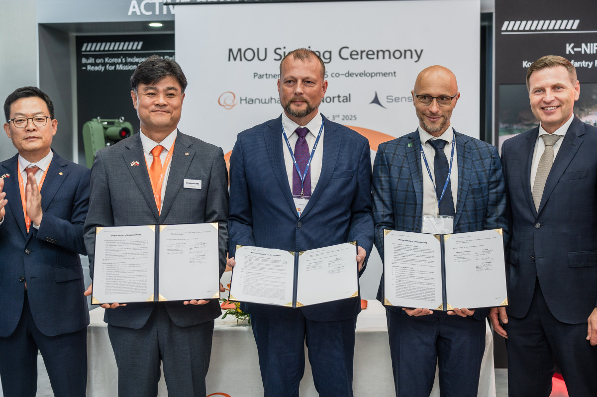 ▲(왼쪽부터) 손재일 한화에어로스페이스 대표, 김동현 한화에어로스페이스 LS사업부장, 빌리코 누르모아 센서스큐 공동 창업자, 피터 스미트 노르탈 방산사업 총괄, 한노 페브쿠르 에스토니아 국방장관이 기념 촬영을 하고 있다. (사진= 한화에어로스페이스)