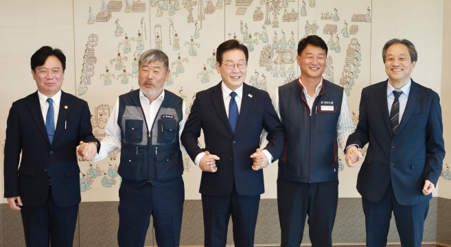 ▲이재명 대통령이 4일 서울 용산 대통령실 청사에서 열린 양대노총 위원장과의 오찬 간담회에 참석해 김동명 한국노총 위원장, 양경수 민주노총 위원장과 기념촬영을 하고 있다. 왼쪽부터 김영훈 고용노동부 장관, 김동명 한국노총 위원장, 이 대통령, 양경수 민주노총 위원장, 문진영 대통령실 사회수석. (연합뉴스)