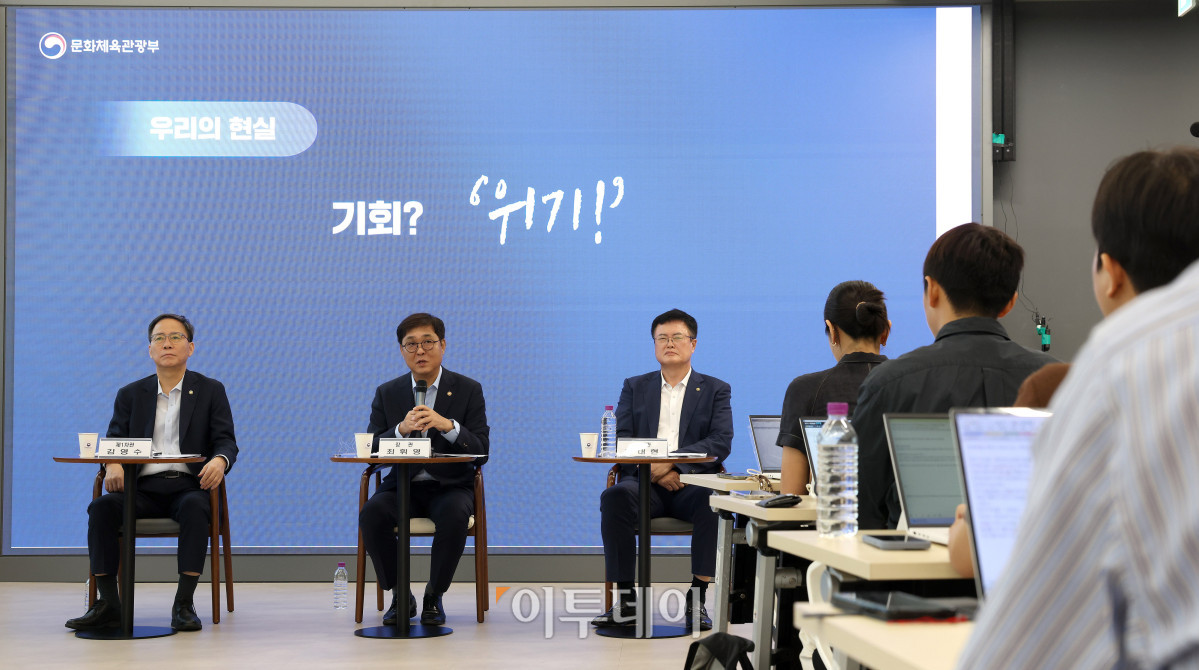 ▲최휘영 문화체육관광부 장관이 4일 서울 서대문구 모두예술극장 모두라운지에서 취임 한 달을 계기로 출입기자 간담회를 갖고 문체부 정책설명을 하고 있다. (사진제공=문체부)