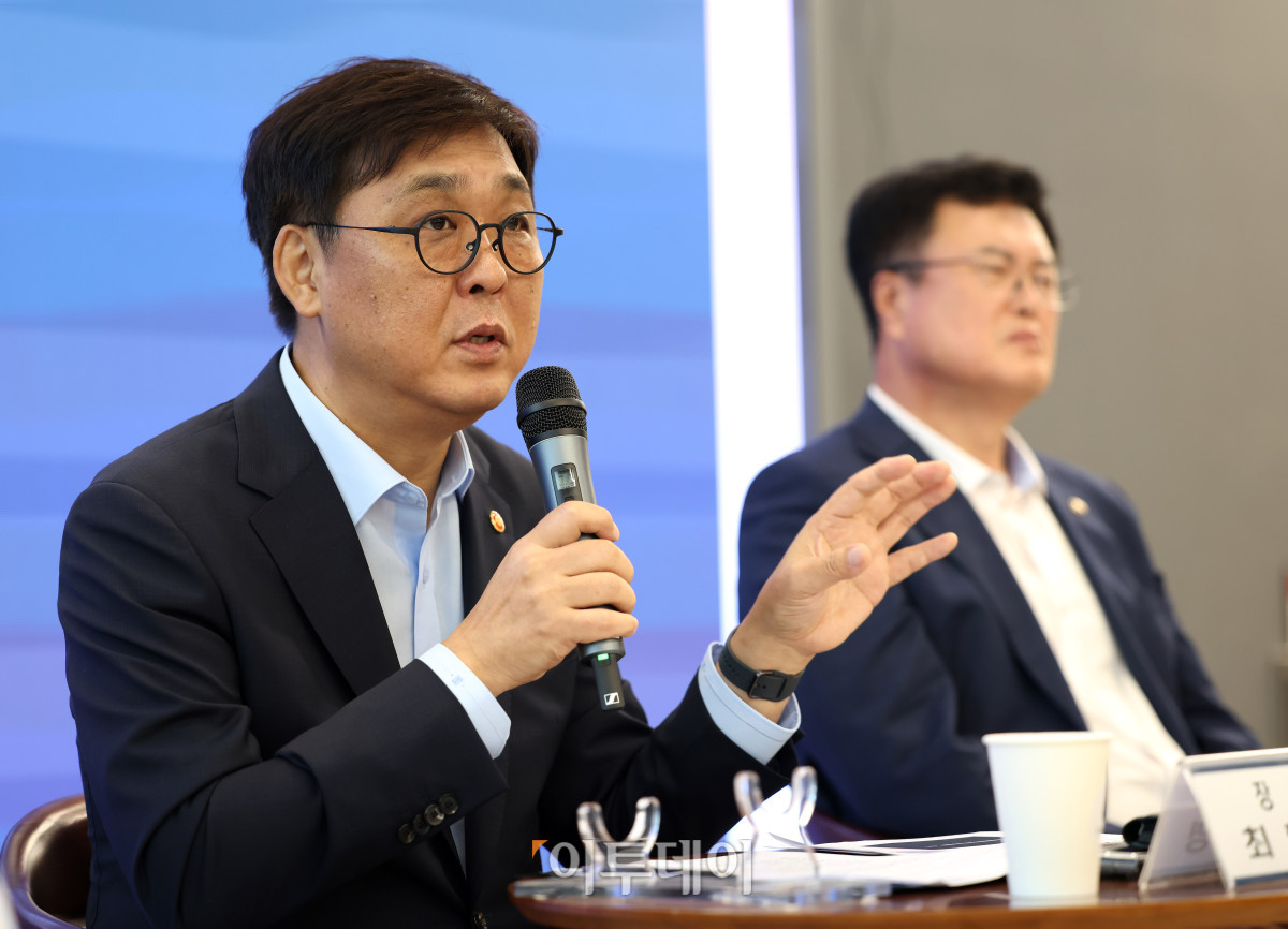 ▲최휘영 문화체육관광부 장관이 4일 서울 서대문구 모두예술극장 모두라운지에서 취임 한 달을 계기로 출입기자 간담회를 갖고 문체부 정책설명을 하고 있다. (사진제공=문체부)