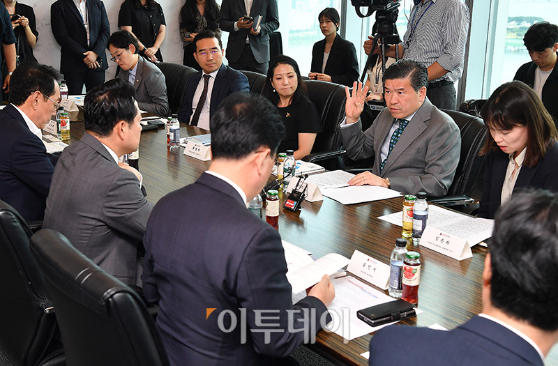 ▲제임스 김 암참 회장 겸 대표이사가 4일 서울 여의도 IFC 주한미국상공회의소에서 열린 국민의힘 - 주한미국상공회의소(AMCHAM)간담회에서 모두발언 하고 있다. 국회사진기자단