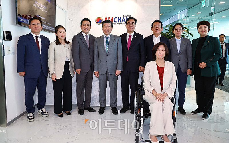 ▲4일 서울 여의도 IFC 주한미국상공회의소에서 열린 국민의힘 - 주한미국상공회의소(AMCHAM)간담회에 앞서 참석자들이 기념촬영 하고 있다. 왼쪽부터 국민의힘 김형동 환경노동위원회 간사, 김소희 환경노동위원회 위원, 장동혁 대표, 제임스 김 암참 회장 겸 대표이사, 국민의힘 송언석 원내대표, 김도읍 정책위의장, 조지연 환경노동위원회 위원, 김은혜 원내수석부대표, 앞줄 최보윤 수석대변인. 국회사진기자단