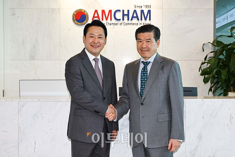 ▲장동혁(왼쪽) 국민의힘 대표와 제임스 김 주한미국상공회의소 회장이 4일 서울 여의도 주한미국상공회의소에서 열린 국민의힘-주한미국상공회의소(AMCHAM) 간담회에 앞서 기념촬영을 하고 있다. 국회사진기자단