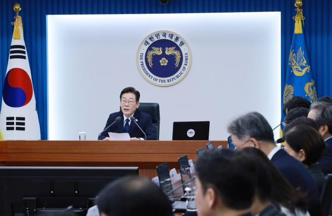 ▲이재명 대통령이 4일 서울 용산 대통령실 청사에서 열린 9차  수석·보좌관 회의를 주재하고 있다.  (연합뉴스)
